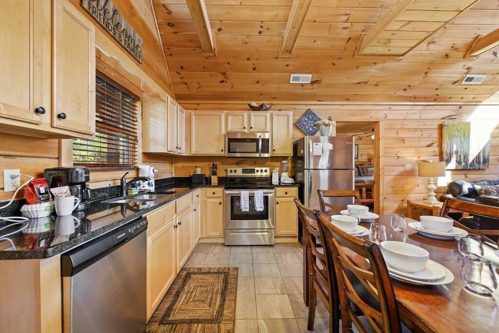Spacious Smokies Cabin - Hot Tub With Mountain Views Gatlinburg Εξωτερικό φωτογραφία