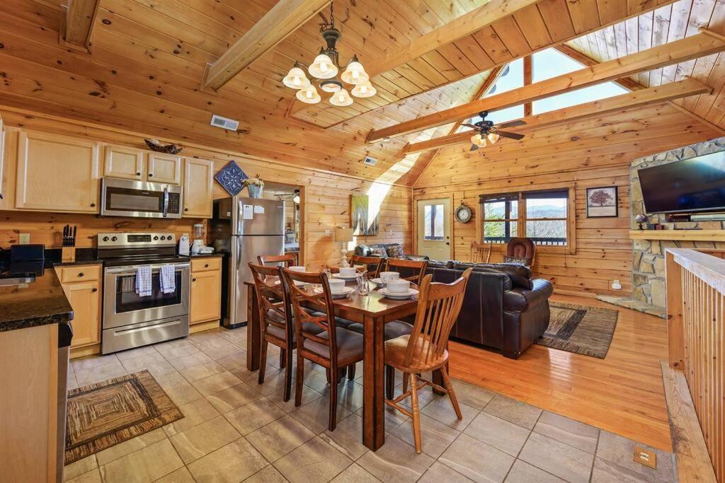 Spacious Smokies Cabin - Hot Tub With Mountain Views Gatlinburg Εξωτερικό φωτογραφία