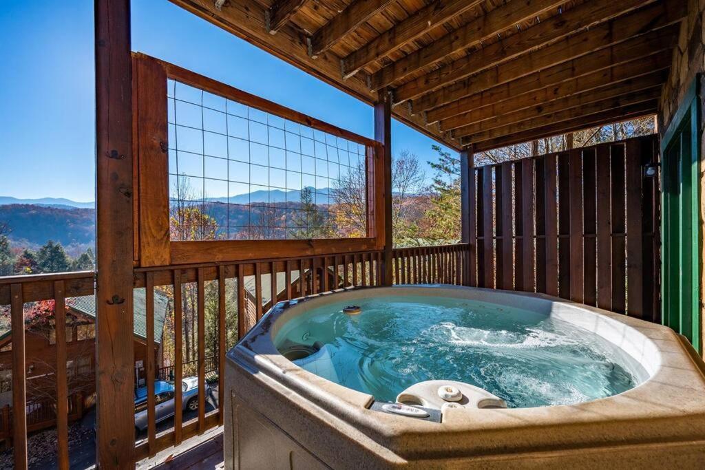 Spacious Smokies Cabin - Hot Tub With Mountain Views Gatlinburg Εξωτερικό φωτογραφία