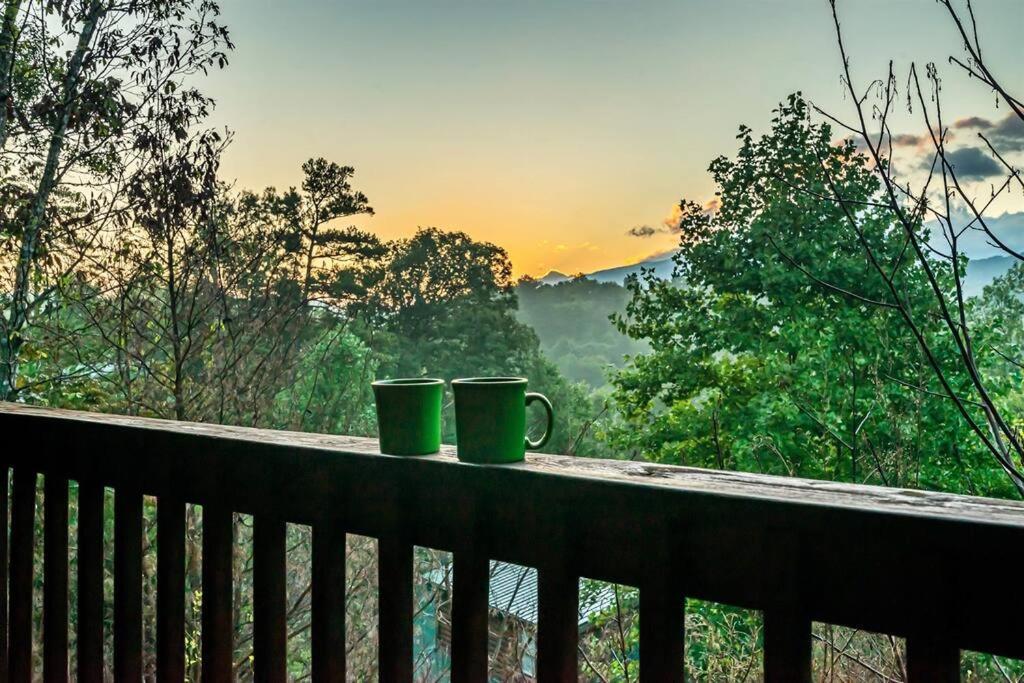 Spacious Smokies Cabin - Hot Tub With Mountain Views Gatlinburg Εξωτερικό φωτογραφία